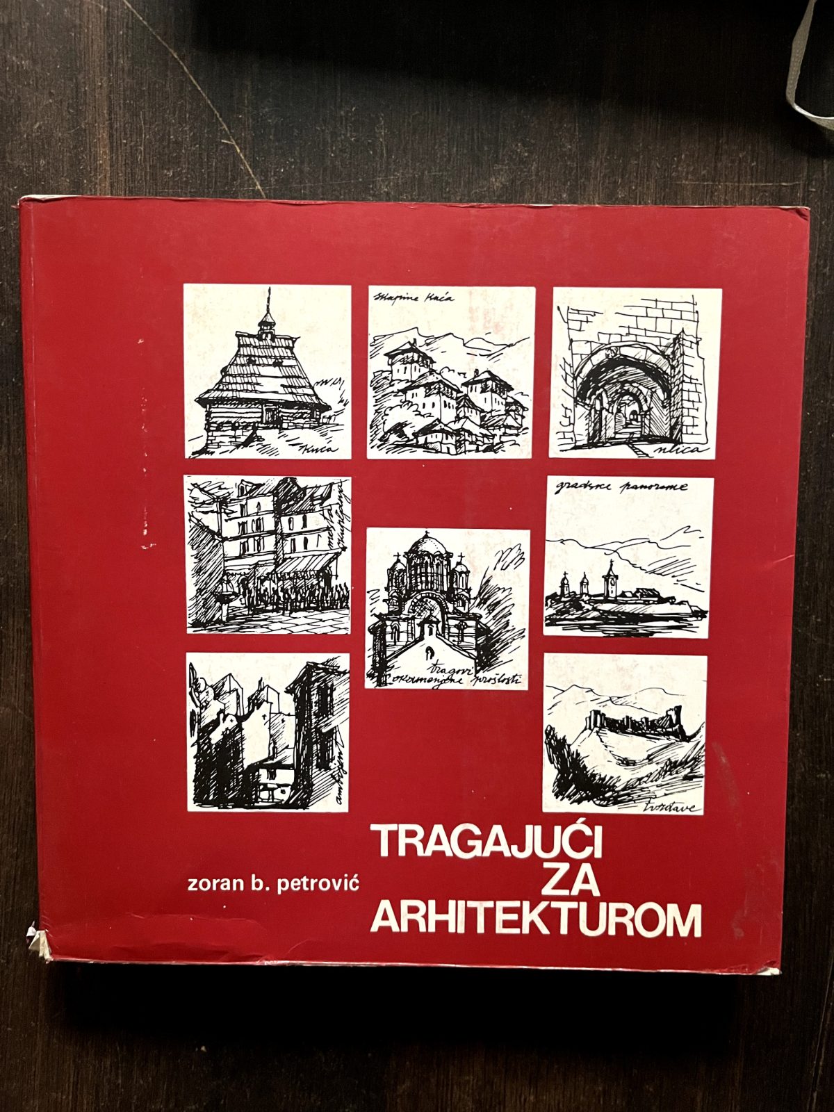 Tragajuci za arhitekturom